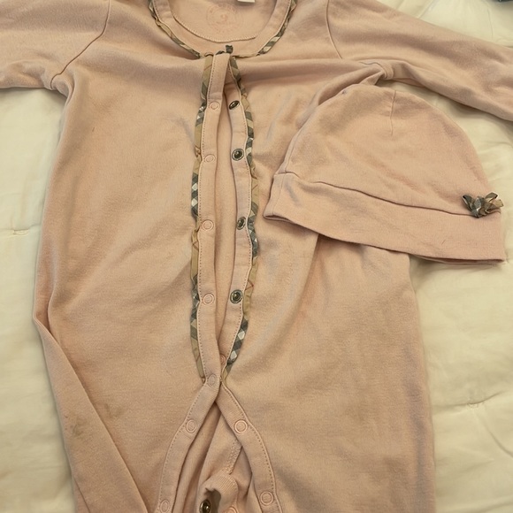 Burberry onsie and matching sleep hat 9mo - Picture 4 of 4